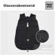 Schwarze wasserdichte Haustierjacke mit einem Reißverschluss vorne, mit einer Tasche und dem Markenlogo "PAW WOW", hervorgehoben mit Wassertropfen-Detail.