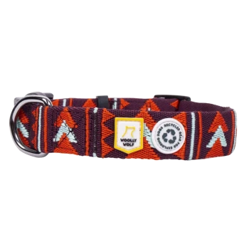 Bunter Hundehalsband mit einem geometrischen Muster in Orange, Kastanienbraun und Teal, mit den Logos "Woolly Wolf" und Recycling.