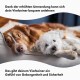 Ein flauschiger weißer Hund entspannt sich auf einem weichen Sofa mit Text darüber und darunter über Komfort und Sicherheit für Haustiere.