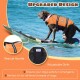Ein Hund, der eine orange Rettungsweste auf einem Surfbrett im Wasser trägt, mit Text, der "Verbessertes Design", "Rettungsgriff" und "Verstellbarer Bauchumfang" hervorhebt.