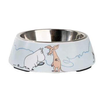 Eine hellblaue Haustierfutterschüssel mit Cartoon-Illustrationen eines weißen Wesens und eines braunen Hundes, mit einem Edelstahl-Innenraum.