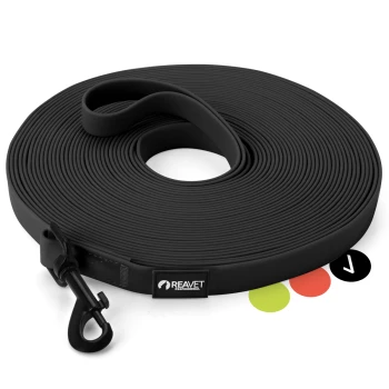 Eine aufgerollte schwarze Hundeleine mit einem Clip an einem Ende und einem Etikett mit der Aufschrift "REAVET", begleitet von drei farbigen Kreisen: grün, rot und schwarz.