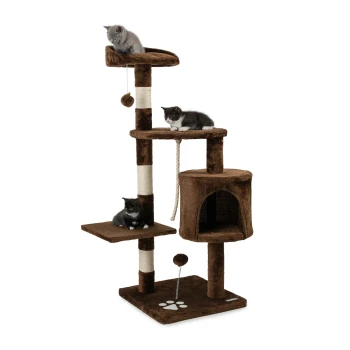 Drei verspielte Kätzchen auf einem braunen Kratzbaum mit mehreren Ebenen, einem Kratzpfosten und einem gemütlichen Versteck.