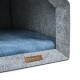 Ein gemütliches Haustierbett mit einem grauen Filzaußenmaterial und einem weichen blauen Innenkissen, mit einem braunen Etikett, das "rexproduct.com" liest.