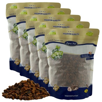 Fünf Beutel Lyra Pet Nature Power Premium-Qualität Kleintierfutter mit einem Haufen Futter davor, beschriftet mit 1 kg.