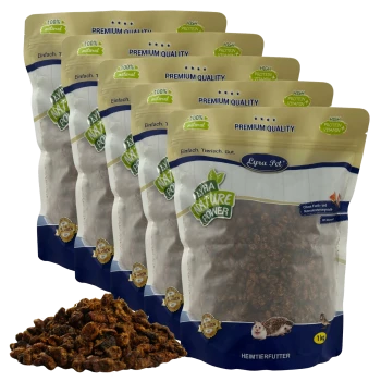 Fünf Beutel Lyra Pet Nature Power Premium-Qualität Kleintierfutter mit einem Haufen Futter davor, beschriftet mit 1 kg.