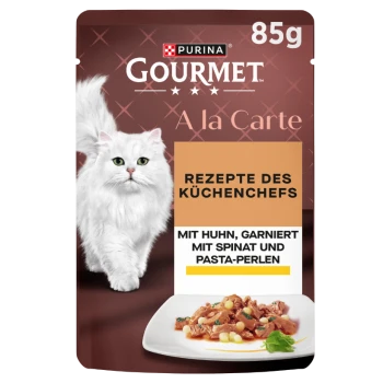 Purina Gourmet A la Carte 85g Beutel mit weißer langhaariger Katze, Abbildung von Hühnchen mit Spinat, Text ‚Rezepte des Küchenchefs‘
