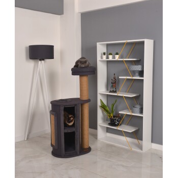 Ein stilvoller Katzenbaum mit zwei Katzen, eine liegt oben und die andere schaut aus einem Seitenfach, neben einem modernen Bücherregal und einer Lampe.