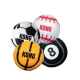 Vier bunte Haustierspielzeuge von KONG: ein Fußball, ein Baseball, ein Basketball und eine Acht-Ball, alle mit dem KONG-Logo.
