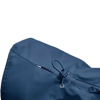 Eine Nahaufnahme einer hellgrünen Hundejacke mit Kordelzugverschluss und Reißverschlussdetails, entworfen für den Komfort und Stil von Haustieren.