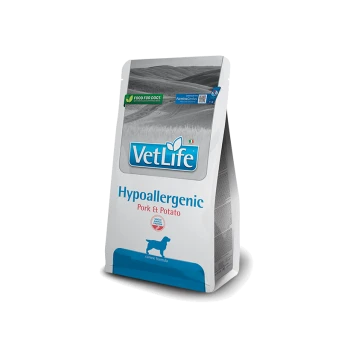 Sac de nourriture pour chiens VetLife Hypoallergénique avec une formule Porc & Pomme de terre, avec un design bleu et blanc et une silhouette de chien.