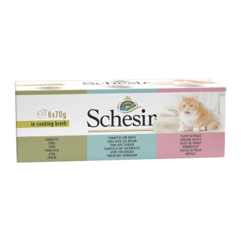 Schesir Katzenfutterbox mit 6 Packungen à 70g Thunfisch mit Meerbrasse und Hähnchenfilets, mit einer Katze, die sich die Lippen leckt.