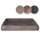 Rechteckiges braunes Kunstleder-Hundebett mit erhöhten Rändern und KUDDE-Label; drei Farbproben (Taupe, Hellbraun, Anthrazit) darüber.
