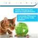 Eine Katze nähert sich einem grünen Futterball mit dem Text: 'Verbindet Fütterung mit Bewegung', 'Fördert gesunde Gewohnheiten' und '1 cm Öffnung für die meisten Lebensmittel.'