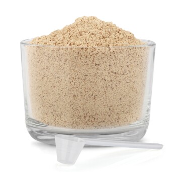 Ein brauner Hund steht in einer Waldumgebung, neben einem Behälter mit 'Ulmenrinde Plus' für die Verdauungsgesundheit, beschriftet mit 'Die natürliche Alternative.'