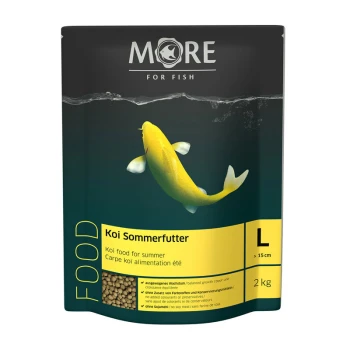 Koi-Futter für den Sommer in einer 2 kg Tüte, mit einer Illustration eines gelben Koi-Fisches, mit Text in Deutsch und Englisch über ausgewogenes Wachstum.