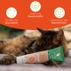 Eine entspannte Katze legt ihren Kopf auf eine Tube "Katzen Vitamin Paste", beschriftet mit "Natural Immun Active", die Gesundheit und Wohlbefinden fördert.