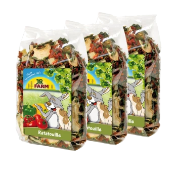 Drei Beutel JR FARM Ratatouille Haustierfutter, mit bunten getrockneten Gemüse und einem Cartoon-Hasen auf dem Etikett.