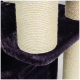 Nahaufnahme eines Katzenbaums mit sisalumwickelten Kratzpfosten und einer plüschigen, dunkelvioletten Basis.