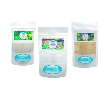 Drei Pakete AQUARIS Teichprodukte, die Etiketten mit bunten aquatischen Bildern und Produktnamen zeigen, auf einem weißen Hintergrund präsentiert.