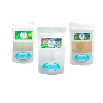 Drei Pakete AQUARIS Teichprodukte, die Etiketten mit bunten aquatischen Bildern und Produktnamen zeigen, auf einem weißen Hintergrund präsentiert.
