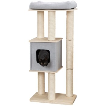 Ein moderner Katzenbaum mit einem gemütlichen oberen Platz, einem grauen Stoffversteck und drei mit Sisal umwickelten Kratzpfosten, mit einer schwarzen Katze, die herauslugt.