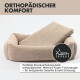 Orthopädisches Haustierbett in Beige mit einem geneigten Design, das Texte über perfekte Druckverteilung und Memory-Schaum-Technologie zur Entspannung der Gelenke enthält.