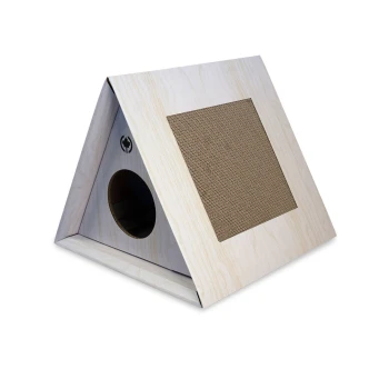 Ein hölzernes dreieckiges Katzenhaus mit einer Kratzmatte auf einer Seite und einem runden Eingang, entworfen für den Komfort und das Spiel von Haustieren.