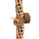 Ein buntes Haustierspielzeug aus geflochtenen Naturfasern, mit Holzblöcken und lebhaften Seilsträngen in Blau, Grün und Orange.