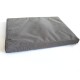 Graue Haustierbettkissen mit strukturierter Oberfläche, rechteckiger Form und leicht erhöhten Kanten, auf einem weißen Hintergrund platziert.
