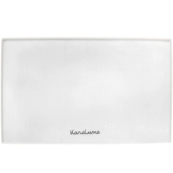 Eine weiße Futtermatte für Haustiere mit gepunkteter Textur und dem Markennamen "Karaluna", der in Schwarz am unteren Rand aufgedruckt ist.