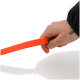 Eine Hand hält eine leuchtend orangefarbene, strukturierte Hundeleine vor einem weißen Hintergrund.