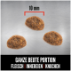 Drei Stücke Haustierfutter auf einer metallischen Oberfläche mit einer 10 mm Messlinie. Text: "GANZE BEUTE PORTION FLEISCH | INNEREIEN | KNOCHEN."