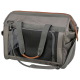 Grau tragbare Haustiertasche mit Netzpaneelen, doppelten Griffen und einem Schultergurt, entworfen für den Transport kleiner Haustiere.