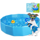 Ein blauer faltbarer Haustierpool mit einer Gummiente, die darin schwimmt, begleitet von einem Hund, der Schnorchelausrüstung trägt und ein Spielzeug hält.