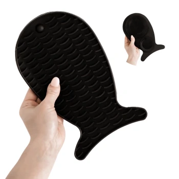 Eine Person hält einen schwarzen Silikon-Haustierpflegehandschuh in Fischform, mit einer strukturierten Oberfläche für effektives Bürsten.