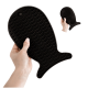 Eine Person hält einen schwarzen Silikon-Haustierpflegehandschuh in Fischform, mit einer strukturierten Oberfläche für effektives Bürsten.