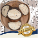 Ein Holzbrett zeigt drei Hälften eines strukturierten Haustierleckerli, verstreute Samen und ein goldenes Abzeichen mit der Aufschrift "Beste Qualität."
