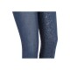 Nahaufnahme von Denim-Leggings mit einem dunklen, gemusterten Seitenpanel mit einem subtilen Design, das einen stilvollen und modernen Look zeigt.