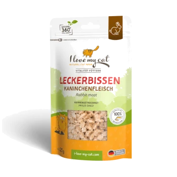 Frostgetrocknete Entenbrust-Katzenleckerlis in einer klaren Tüte mit blauem Design, beschriftet mit "I love my cat FREEZE-SNACK ENTEBRUST - DUCK BREAST."