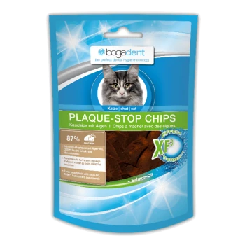 Verpackung für Katzenzahnpflege-Leckerlis mit "Plaque-Stop Chips" und einem Katzenbild, das 87 % Huhn und Lachsöl hervorhebt.