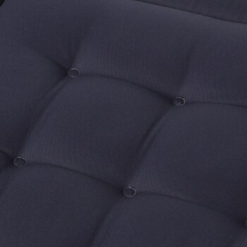 Nahaufnahme eines dunkelblauen Haustierbettes mit gepolstertem Design und sichtbaren Nähten, das seinen weichen Stoff und die plüschige Polsterung zeigt.