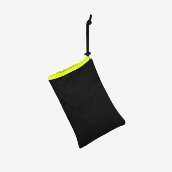 Schwarze Haustierspielzeugtasche mit einem leuchtend grünen Kordelzug, entworfen für einfaches Tragen und Aufbewahrung.