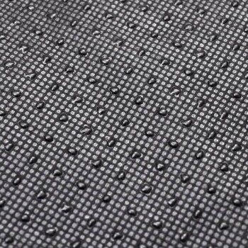 Nahaufnahme einer strukturierten schwarzen Gummimatte mit kleinen erhöhten Noppen, ideal für die Pflege oder das Training von Haustieren.