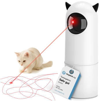Weiße Katze beobachtet ein Laser-Spielzeug mit schwarzen Ohren, das einen roten Laserpunkt und -pfad projiziert, mit "Sehr gut"-Bewertung gekennzeichnet.