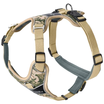 Hunde-Geschirr mit Camouflage-Muster, verstellbaren Riemen und einem gepolsterten Brustbereich, mit einem Metall-D-Ring zur Leinenbefestigung.