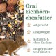 Eine bunte Mischung aus Samen, Nüssen und getrockneten Früchten, darunter Sonnenblumenkerne, Walnüsse, Haselnüsse und Erdnüsse, die auf einer weißen Oberfläche verstreut sind.