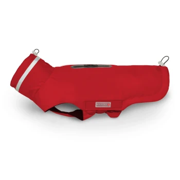 Roter Hunderegenmantel mit reflektierendem Streifen und Wolters Markenetikett, für den Außenschutz entworfen.