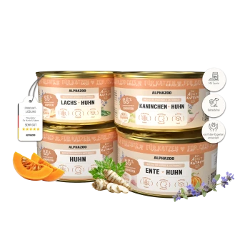 Vier ALPHAZOO-Katzenfutterdosen mit den Aufschriften LACHS+HUHN, KANINCHEN+HUHN, HUHN, ENTE+HUHN; mit Kürbis und Kräutern