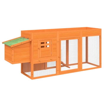 Holzaußenbereich für Haustiere mit einem geneigten Dach, Netzpaneelen und einer kleinen Tür, ideal für kleine Tiere.